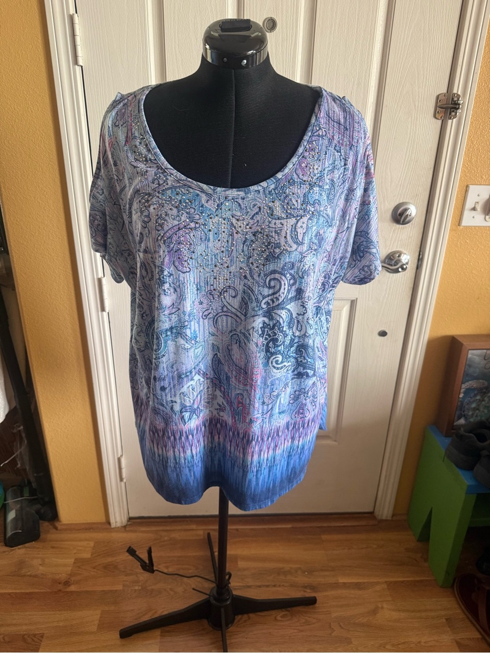 Gloria Vanderbilt Blue Lavender Paisley Short Sleeve Scoop Neck Top